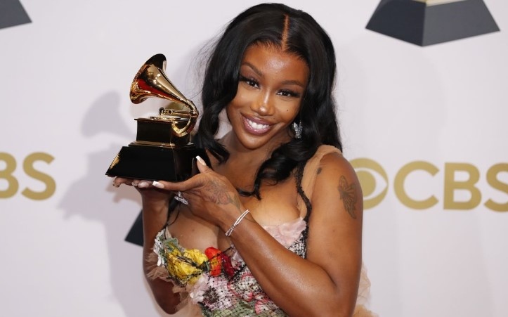 Ритъм енд блус певицата и носителка на Грами Сиза за